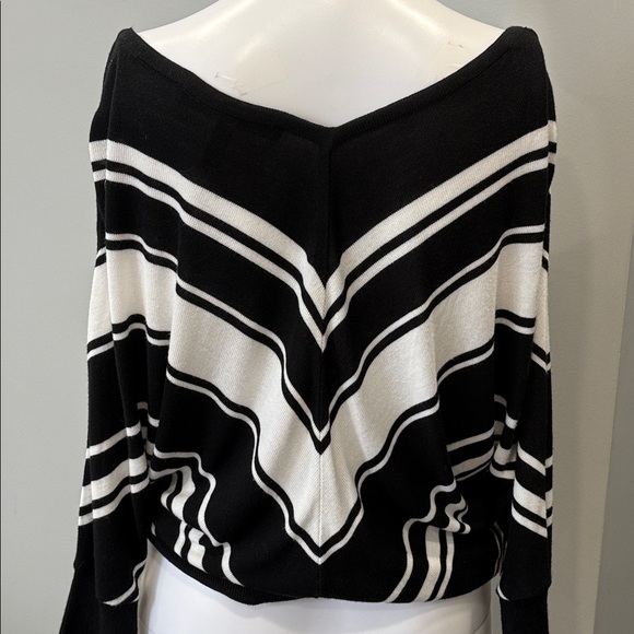 WHBM Black & White Chevron Striped V-Neck Front & Back Lightweight Sweater -XS - Picture 3 of 9